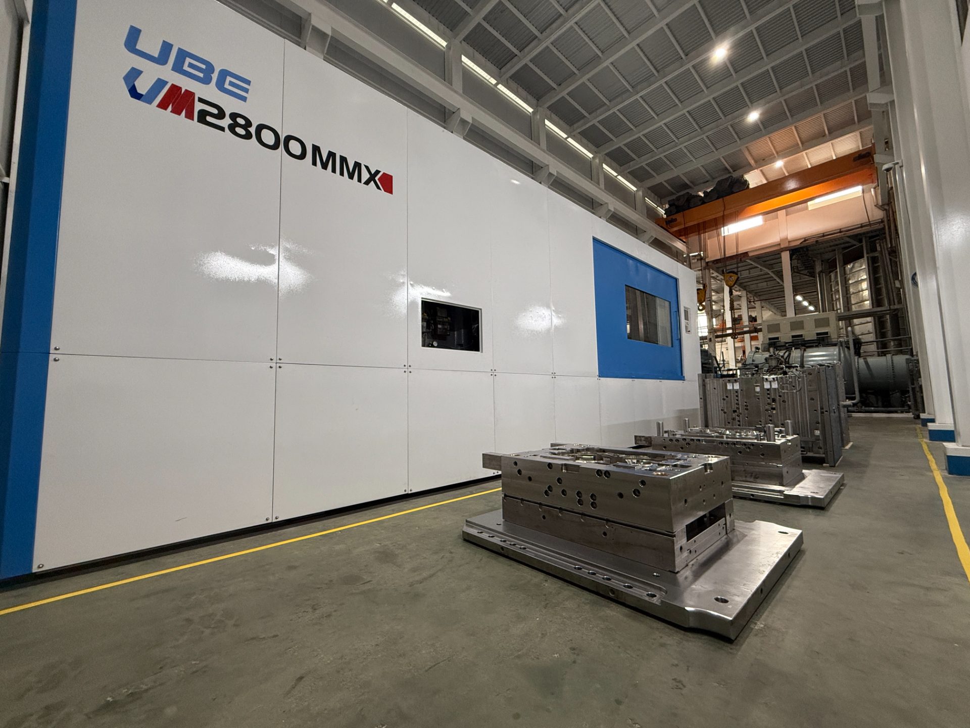 2,800-ton injection-molding machine